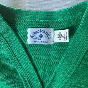 Green sweater size T2 ann blue sweater size 18 months